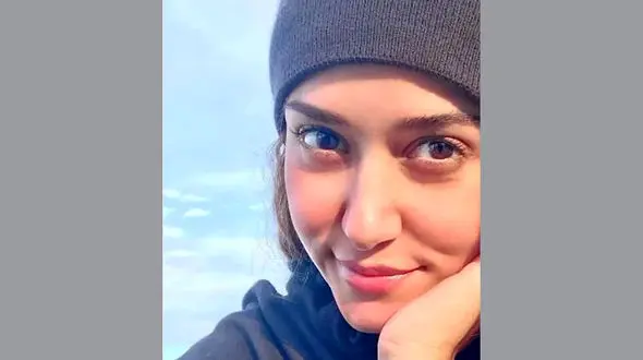  سلفی پریناز ایزدیار با آسمان ابری 