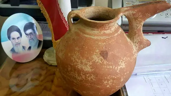 کشف کوزه سفالی تاریخی 3 هزار ساله در مینودشت