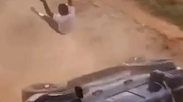 پرت شدن مرد جوان از خودرو واژگون شده 