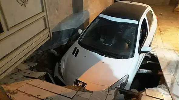 4 عکس باورنکردنی از بلعیده شدن پژو 207 در خانه / در تهران رخ داد