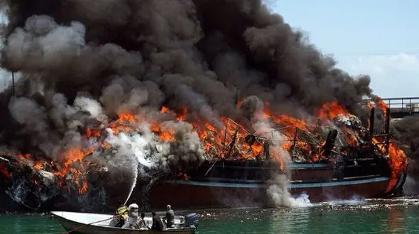 فیلم  آتش‌سوزی در اسکله صیادی بندر کنگ / یک نفر فوت کرد