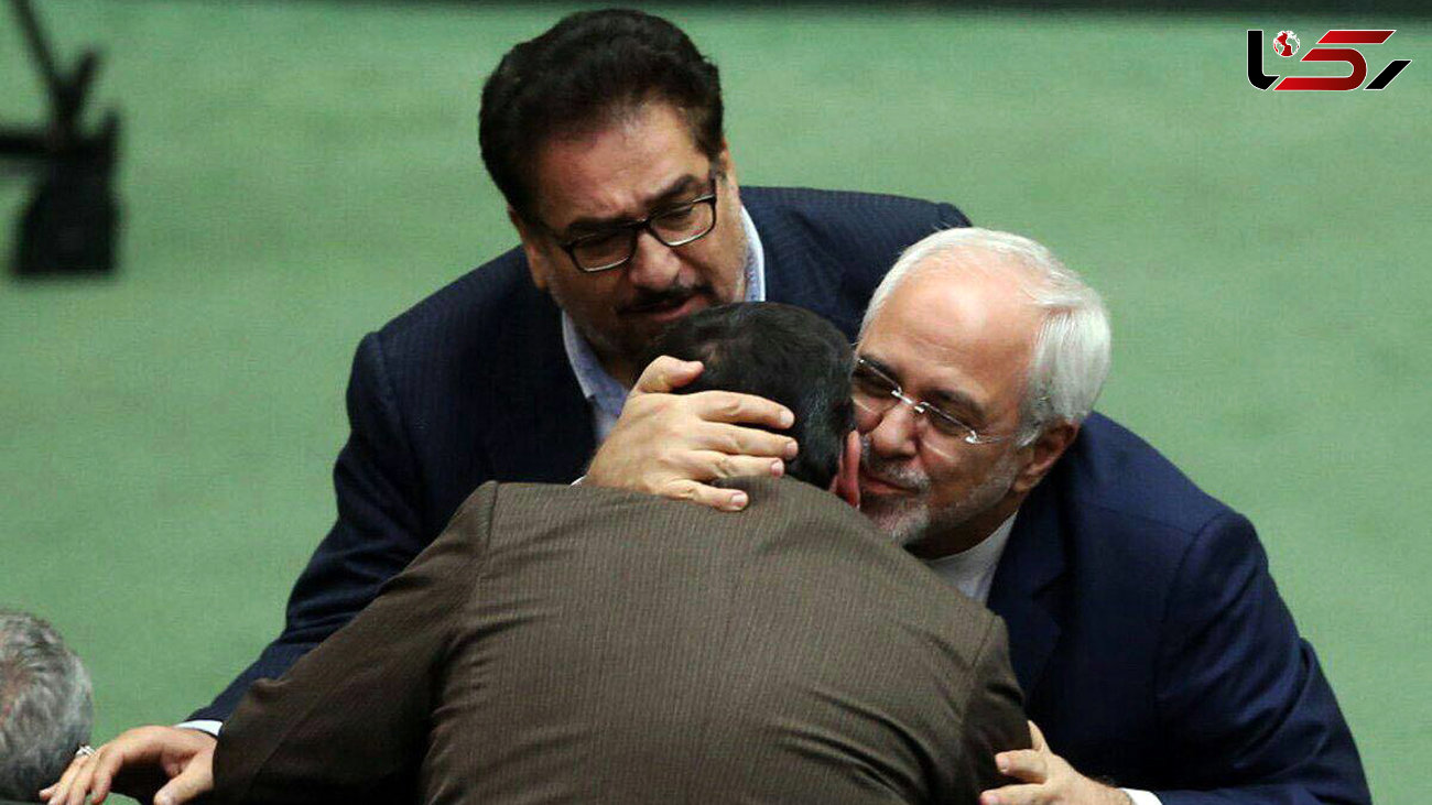 عکس / آشتی ظریف برای پایان فحاشی در مجلس