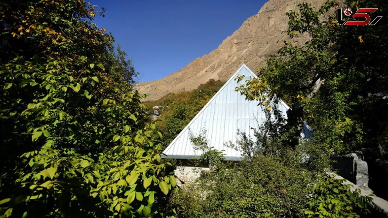 منحصربفردترین ویلای لاریجان با معماری سنتی گیلانی اصیل در دل کوه و میانه جنگل که برنده جایزه سوم معماری شد/ حسی شبیه زندگی در کارتون ها رو به آدم میده