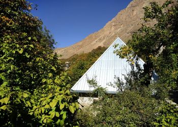 منحصربفردترین ویلای لاریجان با معماری سنتی گیلانی اصیل در دل کوه و میانه جنگل که برنده جایزه سوم معماری شد/ حسی شبیه زندگی در کارتون ها رو به آدم میده