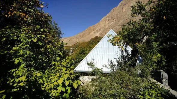 منحصربفردترین ویلای لاریجان با معماری سنتی گیلانی اصیل در دل کوه و میانه جنگل که برنده جایزه سوم معماری شد/ حسی شبیه زندگی در کارتون ها رو به آدم میده