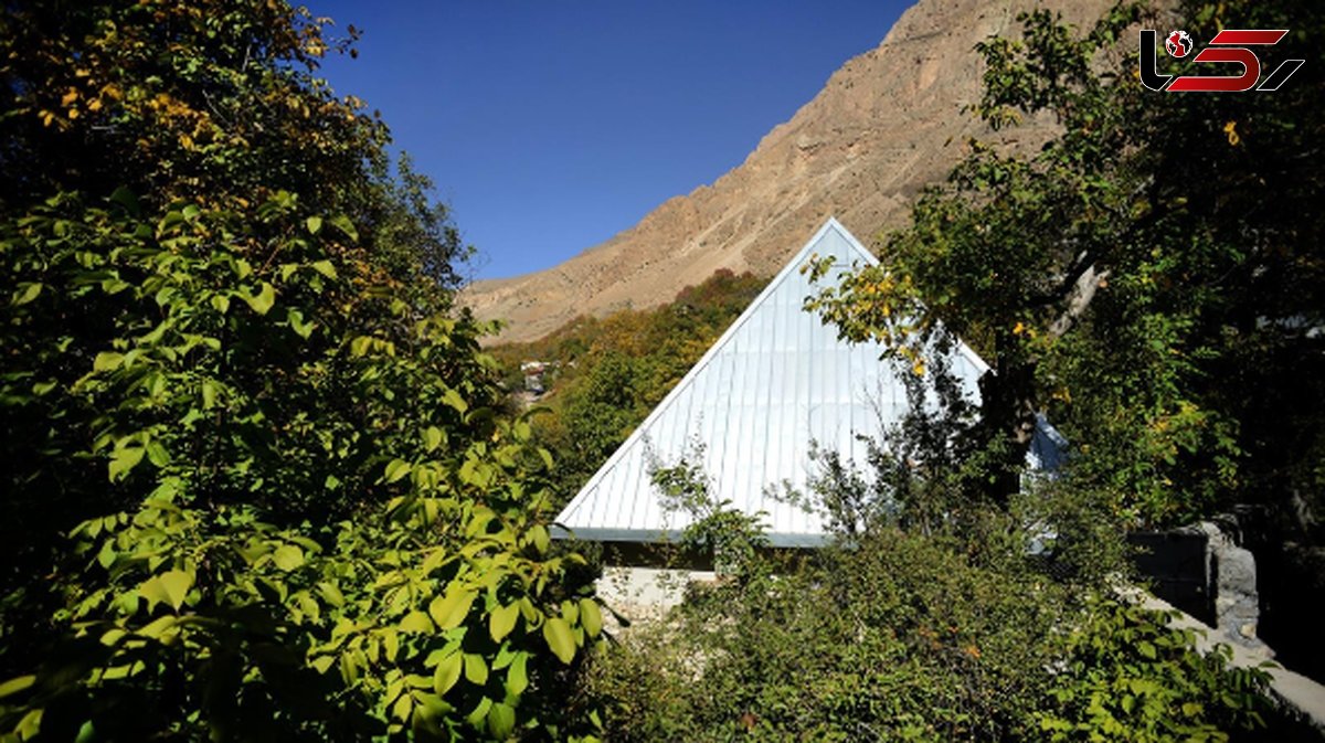 منحصربفردترین ویلای لاریجان با معماری سنتی گیلانی اصیل در دل کوه و میانه جنگل که برنده جایزه سوم معماری شد/ حسی شبیه زندگی در کارتون ها رو به آدم میده