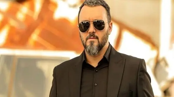 نگاهی به سبک چیدمان مدرن رستوران کامبیز دیرباز در جُردن تهران/ از نمای رومی و دیوار آینه کاری تا حضور بازیگرانی چون رضا رویگری در افتتاحیه+فیلم