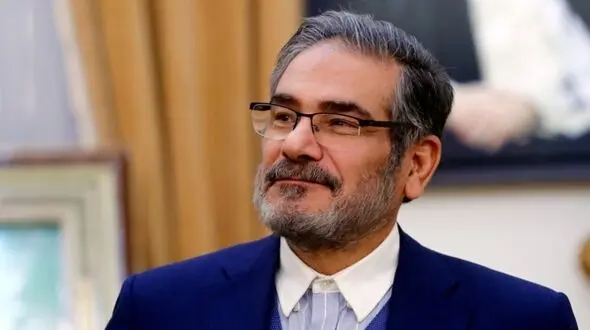 عکس سفر در زمان /  «سردار سلیمانی و  شمخانی»  در اوج جوانی در میان رزمندگان در نخلستان /  دهۀ 60 