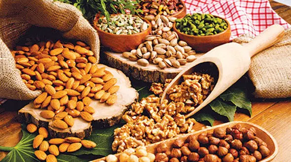 ارتباط خوردن آجیل و زیبایی ناخن ها