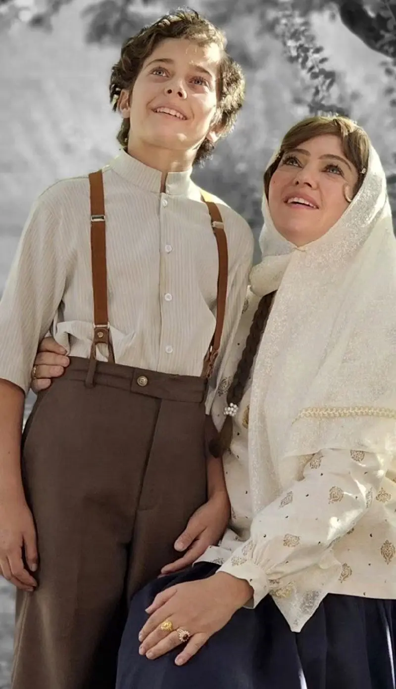 پوشش اصیل و لباس سنتی رزیتا غفاری 1