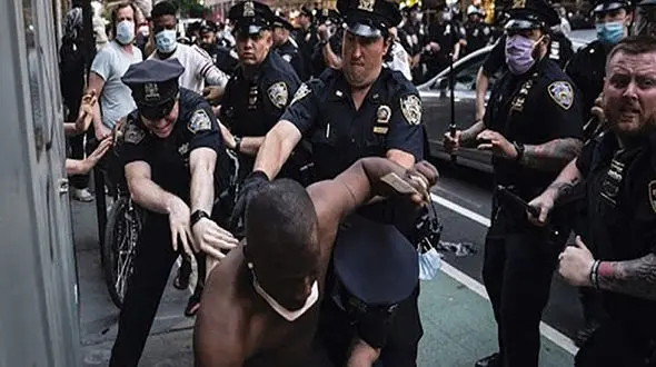 ببینید / شلیک مرگبار پلیس آمریکا به نوجوان سیاه‌پوست/حاوی صحنه‌های دلخراش! + فیلم