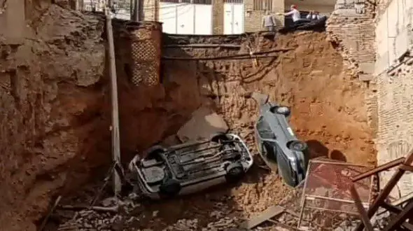 سقوط هولناک چند خودرو در عباسی تبریز