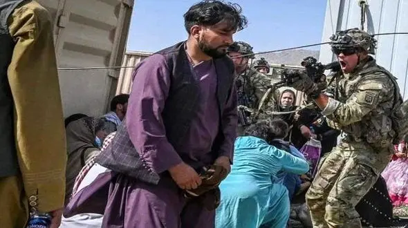 کشته شدن دو فرد مسلح در فرودگاه کابل / به دست نیروهای آمریکا رخ داد