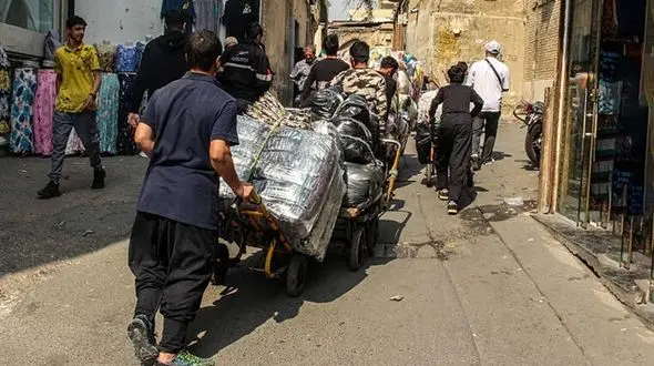 4000 کارگر افغانستانی در بازار تهران کار می کنند / کارگران ایرانی بیمه نمی شوند و سختی کار ندارند + فیلم