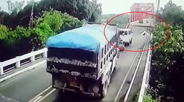 ببینید / فیلم وحشتناک از فرو ریختن پل / راننده کامیون در حال حرکت بود که پل ریخت