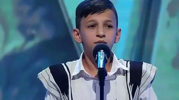 فیلم/یادی کنیم از صدای حیرت‌انگیز پسر کوچولوی عصر جدید که همه رو انگشت به دهن گذاشت/ اصلا صداش خودش یه آهنگ خاصی داره
