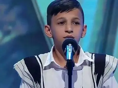 فیلم/یادی کنیم از صدای حیرت‌انگیز پسر کوچولوی عصر جدید که همه رو انگشت به دهن گذاشت/ اصلا صداش خودش یه آهنگ خاصی داره