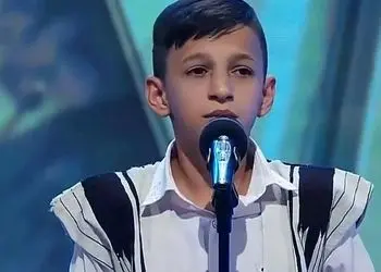 فیلم/یادی کنیم از صدای حیرت‌انگیز پسر کوچولوی عصر جدید که همه رو انگشت به دهن گذاشت/ اصلا صداش خودش یه آهنگ خاصی داره