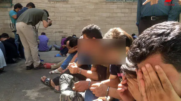 فیلم 2 دزد خانه را ببینید چقدر خونسردانه سرقت می کنند/درمیهمانی با خانم زورگیر چه گذشت؟ + فیلم و عکس