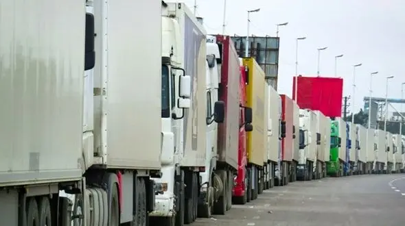 بیش از سه روز اخلال در سوخت رسانی به کامیون ها، توزیع مواد غذایی را با مشکل مواجه می کند 