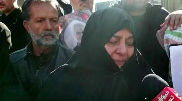 گریه های زن کرمانی در تشییع پیکر سردار سلیمانی + فیلم