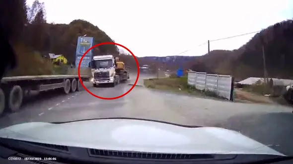 ببینید / کامیون بدون ترمز حادثه آفرید