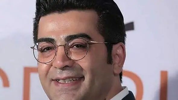 فیلم/ فرزاد حسنی: وقتی در باز میشه یا آیفونمون تصویری هست متوجه می شیم خیلی از کسایی که در می زنن میگن من مادرتونم، گُرگن