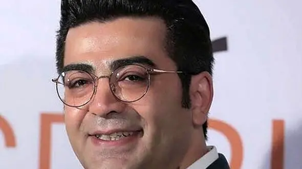 فیلم/ فرزاد حسنی: وقتی در باز میشه یا آیفونمون تصویری هست متوجه می شیم خیلی از کسایی که در می زنن میگن من مادرتونم، گُرگن