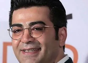 فیلم/ فرزاد حسنی: وقتی در باز میشه یا آیفونمون تصویری هست متوجه می شیم خیلی از کسایی که در می زنن میگن من مادرتونم، گُرگن