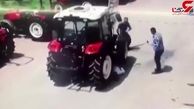 تراکتور فروشنده اش را له و لروده کرد  + تصویر