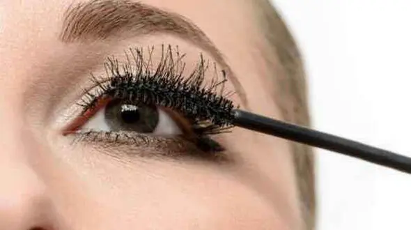 چگونه چسبندگی مژه ها بعد از ریمل زدن را از بین ببریم؟