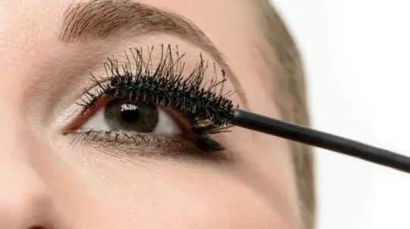 چگونه چسبندگی مژه ها بعد از ریمل زدن را از بین ببریم؟