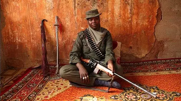 زن شکارچی آهو به جنگ تروریست ها رفت +عکس