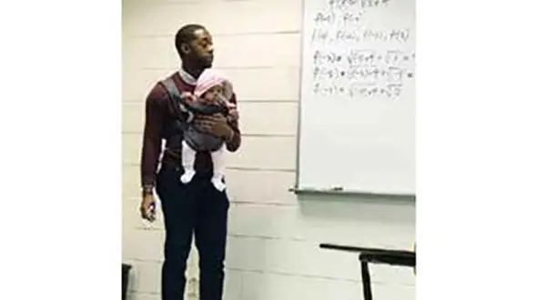 تدریس درس با در آغوش گرفتن فرزند یک دانشجو توسط استاد دانشگاه سوژه رسانه ها شد + عکس