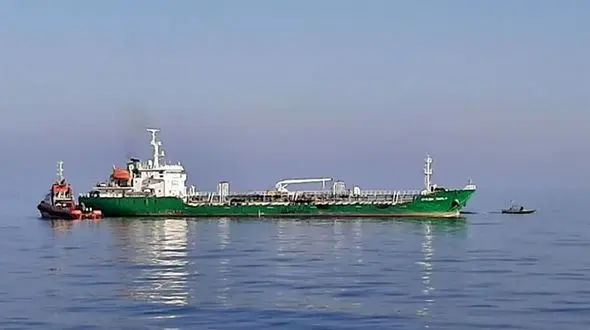 تصاویر توقیف ۲ کشتی خارجی حامل میلیون‌ها لیتر سوخت قاچاق در خلیج‌ فارس + فیلم 