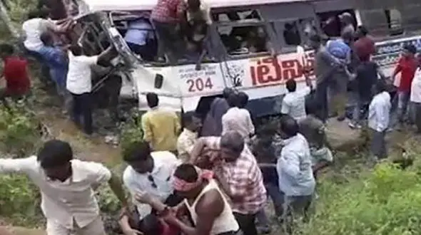 تصادف مرگبار بر اثر تصادف اتوبوس با کامیون در هند 