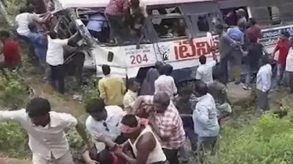 تصادف مرگبار بر اثر تصادف اتوبوس با کامیون در هند 