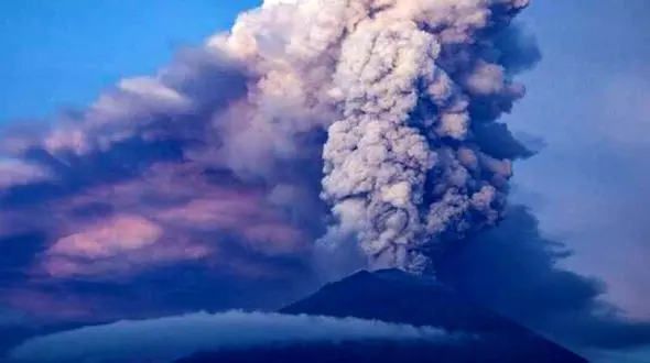 فوران یک کوه آتشفشان در اندونزی + فیلم  