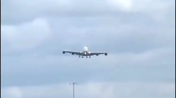 فیلم /  انصراف بزرگترین هواپیمای مسافربری جهان از فرود + علت حادثه