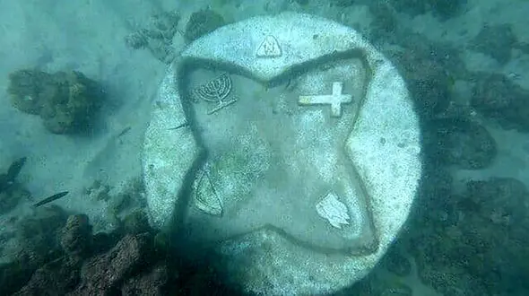 عکس شی‌ ناشناخته در آب‌های خلیج‌فارس با علامت‌های مذهبی 