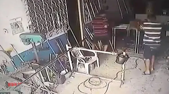 فیلم لحظه  قتل فجیع مرد جوان هنگام کار +فیلم