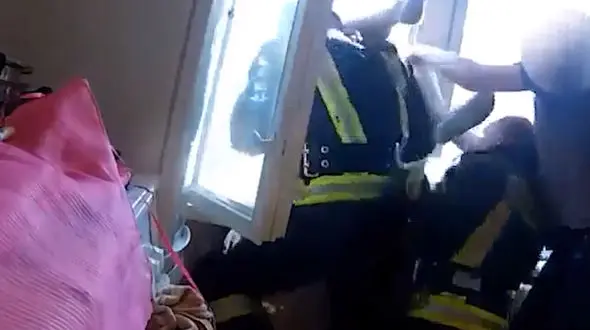 تلاش آتش‌نشان برای جلوگیری از خودکشی یک زن + فیلم