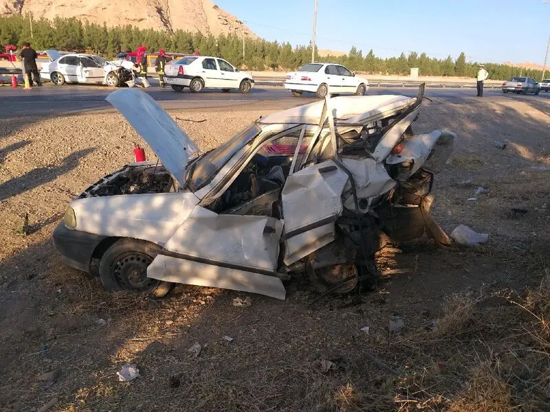 پارک خودرو در حاشیه بزرگراه حادثه آفرید