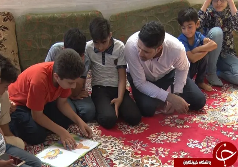دستان پر مهری که با عشق فرهنگ مطالعه را در روستاها ترویج می دهد