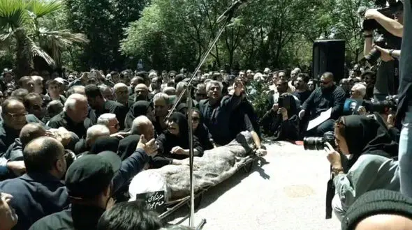 عکس های بازیگران زن و مرد در تشییع پیکر حسام محمودی / همه خون گریه کردند!