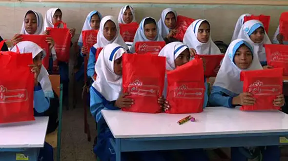 هدایایی به رسم دوستی توسط شرکت مهرام به دانش آموزان روستای محروم دلگان واقع در سیستان و بلوچستان+فیلم