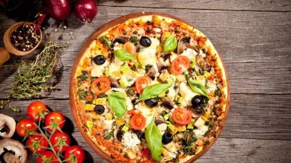 فیلم/  اقدام عجیب یک آشپز در پُخت پیتزا با مورچه ؛ ظاهرا مشتری ها براش صف می بندن!!