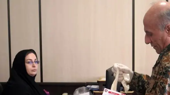 توزیع ماسک و دستکش یکبار مصرف در شهرداری کرج