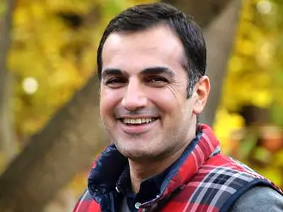 فیلم / حضور بازیگران ایرانی در مجلس ختم مادر کوروش سلیمانی بازیگر سریال دونیمه ماه / گریه های آقای بازیگر در تنهایی و همدردی مجید صالحی، رضا بنفشه خواه، سیروس همتی و دیگر بازیگران