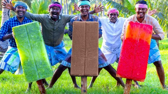 ببینید این 5 روستایی هندی چگونه بستنی یخی غول پیکر آماده می کنند + فیلم 